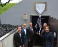 Bild: jr
Ein Tafel über den Eingangsbereich soll an den Neubau des Hochbehälters erinnern. Bei der Enthüllung sind (von links) Wassermeister Wolfgang Haberkorn, die Bürgermeister Bernd Sommer, Roland Grillmeier und Johann Burger, sowie Bernd Kaltenecker und Manuel Zwick vom Ingenieurbüro Zwick, die die Tafel spendierten, dabei.