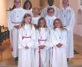 Bild: LD
Pater Joy, Gemeindereferentin Gabi Sieder (hinten Dritter und Zweite von rechts) sowie die Oberministrantinnen Eva Glowka (rechts) und Sophia Nordmann (links) freuen sich über die Verstärkung am Altar.