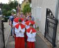 Bild: dob
Mit den Fahnenabordnungen ziehen die Ministranten mit Dekan Alexander Hösl über das Friedhofsportal zur St.-Thomas-Kirche, um das Patrozinium zu feiern.