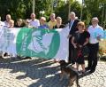 Bild: hcz
Bürgermeister Lothar Höher (Dritter von rechts) hisste die Flagge "Mayors for Peace" zusammen mit Vertretern verschiedener Organisationen.
