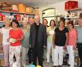 Bild: hä
Rosi Kopf, Gerlinde Lindner, Marlene Schmieder, Josef Zahn, Pater Helmut Stadermann, Gerda Härtl, Ulrike Gradl, Angelika Wegmann, Christine Maischl, Wolfgang Wührl (von links) bei der Spendenübergabe im Eine-Welt-Laden.