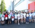 Bild: HWK
Der Standortleiter von Siemens Healthineers Kemnath, Alfred Koch (rechts), zeichnet die erfolgreichen Teilnehmer am MINT-Award aus.