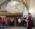 Bild: weu
Realschuldirektorin Diana Schmidberger (rechts) begrüßte bei der Vernissage in der Spitalkirche neben vielen Eltern und Angehörigen etliche Ehrengäste. Der riesige, von den Schülern kreierte Leuchter war das Highlight des Abends.