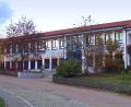 Bild: rbm
50 Jahre Grundschule Rottendorf wird am Samstag gefeiert. Im Bild die Südseite mit Lehrerwohnhaus.