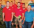 Bild: do
Die muskelbepackten Mannsbilder der „Betriebshilfe Schneider“ gewinnen beim Bürgerfest in Speinshart einen spektakulären Seilzieh-Wettbewerb gegen einen Bundeswehr-Lkw. Unser Bild zeigt das Team bei der Siegerehrung mit Bürgermeister Albert Nickl (rechts) und dem Vertreter der Bundeswehr-Pateneinheit.