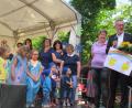 Bild: kgg
Die Kinder überraschten Stadtpfarrer Thomas Vogl noch nachträglich mit Namenstags-Glückwünschen. Lenard Frost überreichte den Blumenstrauß und großen Gutschein über ein Bier und Bratwurstsemmel.