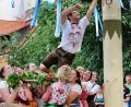Bild: ds
Die Moidla machten es Lukas Renner nicht leicht, die Insignien vom Baum zu holen.