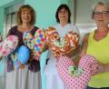 Bild: exb
Krankenschwester Andrea Deeg-Winter von der Station A4 am Klinikum Fichtelgebirge in Marktredwitz freut sich über 70 Herzkissen. (v.l.n.r.) Petra Ernstberger, Andrea Deeg-Winter, Cornelia Pohl
