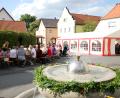 Bild: njn
Rund um den Springbrunnen in der Pfarrgasse feierte die Siedlergemeinschaft ihr Brunnenfest.