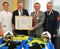 Bild: Petra Hartl
Marc Bigalke, OB Michael Cerny, Klinikumsvorstand Manfred Wendl und Stadtbrandrat Bernhard Strobl (von links) freuen sich über die Gründung einer neuen Betriebsfeuerwehr in St. Marien, die per Urkunde besiegelt wird. Sechs neue Brandschutzjacken samt Helmen sollen die Mitarbeiter bei einem Ersteinsatz zum Beispiel bei der Evakuierung von Patienten schützen, bevor dann die Freiwillige Feuerwehr eintrifft und die Brandbekämpfung übernimmt.