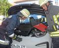 Bild: Gabi Schönberger
Bei einem Unfall soll die Stromversorgung von E-Autos automatisch gekappt werden. Mit Hilfe technischer Datenblätter wissen die Rettungskräfte bei einem Unfall schnell, wo die Leitungen liegen, die Batterie sitzt und wo sie hinlangen müssen.
