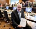 Bild: Kay Nietfeld/dpa
Horst Seehofer (CSU), Bundesminister des Innern, für Bau und Heimat, stellt den «Masterplan Migration» im Bundesinnenministerium vor.