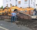 Bild: Stadtwerke Amberg/exb
Durch den Einsatz dieser Felsgrabenfräse kann die komplette Granulatschicht in der Gailoher Hauptstraße ohne Erschütterungen und Lärmbelästigung auf 550 Metern innerhalb eines Tages ausgebaut werden. Stadtwerke-Meister Jürgen Brunner (links) und Betriebsingenieur Stefan Prüfling kümmern sich darum, dass die Arbeiten wie geplant erledigt werden.