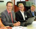 Bild: Stephan Huber
Ziel ist es, die regionalen Betriebe auf den dualen Studiengang Bürokaufmann/-frau aufmerksam zu machen. Im Bild von links: Sabine Fersch und Bernhard Kleriel (Leitung des Beruflichen Schulzentrums), Thomas Feyrer und Claus Koss von der OTH Regensburg und Sabine Märtin (OTH Amberg-Weiden).