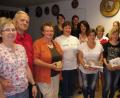 Bild: dl
Die treffsichersten Schützendamen beim Sommerschießen in Schönsee stellten sich mit der Gewinnerin Angela Salomon (vorne Dritte von rechts) und Gaudamenleiterin Renate Stigler (links) zum Erinnerungsbild.