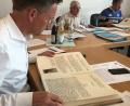 Bild: ld
Großes Interesse zeigten die Gemeinderäte an den beiden handgeschriebenen Original-Bänden der Chronik der Gemeinde Brand