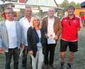 Bild: hl
Glücksfee Gaby Kopp (vorne) zieht unter allen Dauerkartenbesitzern Achim Hoffmann, Herbert Eichner und Erich Dumler. Ihnen dankt Christian Lukas (von links) für ihre Verbundenheit.