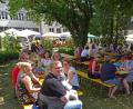 Bild: RDO
Erstmals diente die weitläufige Grünanlage vor dem Seniorenheim als Veranstaltungsplatz für das Pfarrfest St. Konrad. Sonne oder Schatten, die Gäste suchten sich nach Belieben am Nachmittag ihre Plätze.