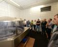 Bild: bey
Der Stadtrat besichtigt am Dienstag vor seiner Sitzung die neue Schlauchpflegekompaktanlage im Feuerwehrhaus.