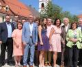 Bild: kro
CSU-Stadträtin Doris Schön (Fünfte von rechts) feierte ihren 60. Geburtstag. Dazu gratuliert ihr ihre Familie, sowie Bürgermeister Franz Stahl, stellvertretender Bürgermeister Peter Gold, Altbürgermeister Ludwig Wolfrum und Stadtpfarrer Georg Flierl.