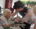 Bild: ads
Auf die Hundert steuert Maria Meier (links) zu, die als erste Bewohnerin 2007 in das Haus Evergreen eingezogen ist. Heimleiterin Maria Schmerbauch ehrt die Seniorin mit einem Blumenstrauß und einem Geschenk.