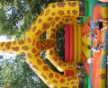 Bild: sei
Die Kinder toben sich in der Hüpfburg in Form einer riesigen Giraffe aus.