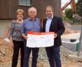 Bild: bkr
Das SOS-Kinderdorf Oberpfalz beherbergt neben acht Familien eine Vielzahl weiterer Einrichtungen für die Betreuung von Kindern. Zurzeit entsteht ein Anbau für die Aufnahme einer neunten Familie. Vor der Baustelle übergibt Hermann Heibl (Mitte) mit seiner Frau Reingard den Scheck von 1740 Euro an Dorfleiter Holger Hassel.