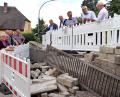Bild: Thomas Dobler
In der Bergstraße inspizierte der Bauausschuss des Marktrats den Schaden an einer Mauer, den im April eine Autofahrerin bei einem Unfall angerichtet hatte. Man kam überein, die komplette Mauer neu errichten zu lassen.