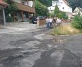 Bild: Lowak
Der Bauausschuss ist sich einig: In der Ortsstraße „Am Krähenhügel“ muss dringend etwas gemacht werden. Außerdem soll die Verlängerung, die in die Tulpenstraße nach Neuhaus führt, ebenfalls asphaltiert werden.