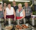 Bild: Petra Hartl
Seit 1855 ist der Landgasthof „Zum Bayerischen Johann“ in Oed bei Weigendorf in der Hand der Familie (von links): Sandra, Tina, Karin, Werner, Erika und Gerhard Bayer.