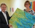 Bild: tr
Die zweite Vorsitzende des Kunstvereins Tirschenreuth, Kerstin Rumswinkel, erklärte dem Geschäftsführer des MVZ, Manfred Tretter, die Präsentation.
