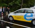 Bild: jr
Die erste kommunale Ladesäule für Elektroautos steht in Mitterteich am Bahnhofsparkplatz/Ecke Wiesauer Straße, die am Dienstagmittag offiziell in Betrieb genommen wurde. Rund um die Uhr können hier Elektroautos beladen werden, dazu stehen zwei Ladepunkte bereit. Bei der Inbetriebnahme mit dabei waren (von links) Bürgermeister Roland Grillmeier, Katja Lindner, Markus Windisch, Maximilian Zehend (alle Bayernwerk), Florian Rüth (Regionalmanagement) und Günther Deinzer (Technisches Bauamt).