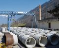 Bild: exb
Mit einer „Feldfabrik“ fertigt die Firma Gollwitzer für ein Wasserkraftwerk in der Schweiz 4 Meter lange und 45 Tonnen schwere Betonrohre zu einer 2850 Meter langen Leitung.