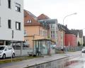 Bild: Schönberger
Das Buswartehäuschen am Wohnkomplex „Elements“ wird ein paar Meter stadtauswärts verschoben. Gravierender ist der Umbau der Haltestelle: Der Bus hält künftig auf der Fahrbahn und blockiert damit den Verkehr. 	Bild: Schönberger
