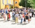 Bild: FJO
Ein Standkonzert schenkte das Vereinsorchester den Firmlingen und ihren Angehörigen nach der Firmfeier auf dem Rathausplatz. Bild: fjo
