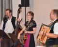 Bild: fjo
Reinhard Zilk, Marina Zilk und Philipp Bauriedl (von links) springen auf die Schnelle ein und sorgen bei der Serenade im Saal des Gemeindzentrums für ein ausgezeichnete Stimmung.
