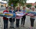 Bild: jr
Wolldecken haben Konnersreuther Frauen für Kinder in Tansania angefertigt. Im Bild die Spendenübergabe mit Beate Thoma, Iris Lauterbach, Dr. Annemarie Schraml, Andrea Wenisch, Sibylle Schiedeck und Karin Wörner. Es fehlt Sigrid Lenk.
