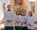 Bild: nm
Katharina und Leon (vorne, Mitte) verstärken seit Sonntag die Flossenbürger Minis. Beim Gottesdienst sind sie in den Kreis aufgenommen worden.