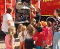 Bild: sön
Gespannt saugen die Kinder die Eindrücke des Tages auf. Erstaunlich, was so alles in einem Feuerwehrauto zu finden ist.