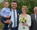 Bild: jr
Den Bund der Ehe schlossen am Mittwochvormittag im Rathaus Pechbrunn die Groschlattengrünerin Nicole Fleischer und der Bayreuther Alexander Albert. Die Ringe brachte Maximilian, Patenkind des Bräutigams, die Trauung nahm Bürgermeister Ernst Neumann (rechts) vor.