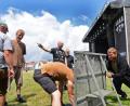 Bild: Petra Hartl
Hier geht’s lang: Vermutlich hätte es den Fingerzeig gar nicht gebraucht, denn nach mehreren Jahren G.O.N.D. in Kreuth (seit 2009) ist hier ein eingespieltes Team am Werk. Am Donnerstag war der Aufbau erledigt, jetzt gehört das Festival-Gelände des Reitsportzentrums den 10 000 Open-Air-Besuchern, die diesmal erwartet werden. Kurzentschlossene haben übrigens auch noch eine Chance: Es gibt noch Tickets im Waldhotel Kreuth.