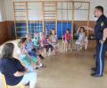 Bild: den
Polizeihauptmeister Carsten Landgraf bei der Verkehrserziehung im Kindergarten Krummennaab.