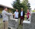 Bild: ubb
Die Steinskulptur von Bildhauer Tilo Ettl (Mitte) aus Plana bleibt in Wiesau. Bürgermeister Toni Dutz (rechts) hat sie gekauft. Gemeinsam mit Wigg Bäuml, dem Vorsitzenden des Bundesverbandes für Bildende Kunst Oberpfalz (links) und dem Künstlerkollegen Axel T Schmidt (vorne) wird besprochen, ob das Kunstwerk am Bahnhof bleiben oder einen anderen Standort bekommen soll.