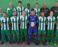 Bild: gil
Der FC Weiden-Ost baut auf Neuzugänge aus der eigenen Jugend und auf Rückkehrer: (von hinten links) Abteilungsleiter Marcus Meier, 1. Vorsitzender Franz Bäumler, Paul Scherm, Maba Kanté, Johannes Roll, Trainer Markus Bauer, Co-Trainer Alexander Lache; (vorne von links) Steven Bahr, Stefan Heisig, Tom Griesbeck, Leandro Ehring, Mohammed Assaidi, Mirko Griesbeck, Dominik Forster, Trainer Peter Kämpf.