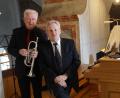 Bild: weu
Paul Windschüttl (Trompete) und Professor Norbert Düchtel (Orgel), zwei herausragende Musiker, verwöhnten im Rahmen des Bürgerfestes in der voll besetzten Pfarrkirche die Gäste mit einem exzellenten Konzert.