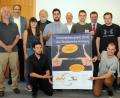 Bild: Stephan Huber
Jury und Preisträger rufen alle OTH-Studenten zum Mitmachen beim Innovations-Wettbewerb im kommenden Jahr auf (hinten von links): Jury-Mitglieder Professor Stefan Beer und Martin Malitzke von den Stadtwerken, Preisträgerin Sophie Scharpe, OTH-Kanzler Ludwig von Stern, Preisträger Andreas Mark, Jury-Mitglied Professor Magnus Jaeger, Preisträger Nico Giesen, Stadtwerke-Geschäftsführer Stephan Prechtl, Preisträger Andreas Kraus, Bürgermeister Martin Preuß sowie (vorne kniend) die Preisträger Maximilian Spieß und Sven Mindel.