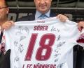 Bild: Daniel Karmann, doa
Markus Söder mit einem Trikot des 1. FC Nürnberg