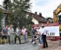 Bild: rgr
Beim Spatenstich in der Adalbert-Stifter-Straße waren dabei: Von links: Joachim Seitz, Michael Wagner, Bürgermeister Edgar Knobloch, Thomas Zeitler, Stadtbaumeister Hans Rettinger, Kathrin Regler, Christine Meyer und Helmut Amschler.