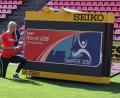 Bild: privat
Corinna Schwab vor der Anzeigetafel im Stadion in Tampere. Auf der soll am Samstag nach den Endläufen der 200 Meter Einzel und 4x100-Meter-Staffel ihr Name weit oben stehen.	Bild: privat