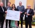 Bild: do
Mit einer Spende von 1000 Euro würdigte Georg Girisch (rechts) die Bachelorarbeit des OTH-Studenten Sergej Depperschmidt (Zweiter von links). Beratend zur Seite stand dem OTH-Studenten Prof. Dr. Wolfgang Weber (links). Grußworte sprachen Festival-Intendantin Sissy Thammer (Dritte von links) und Landrat Andreas Meier (Vierter von links).
